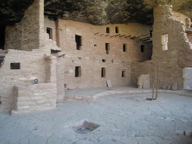 General view of Spruce Tree House with ladder leading into Kiva